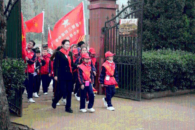 白球进黑洞选关版